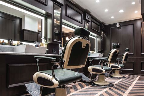 interno di un salone da barbiere classico con specchi e sedie in pelle