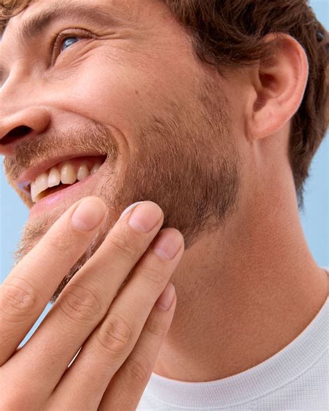 primo piano di una barba ben curata e tagliata con precisione