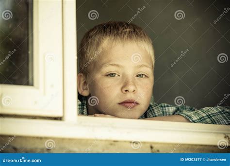 Bambino che guarda preoccupato fuori dalla finestra della classe