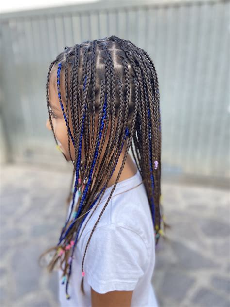 Donna tibetana con numerose treccine