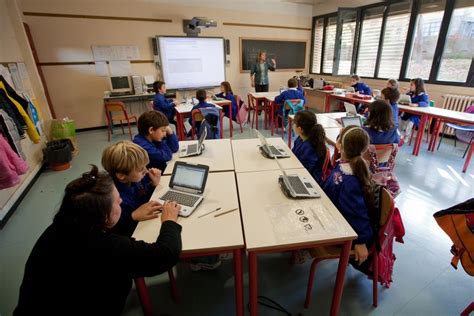 Docente che lavora con studenti usando un tablet