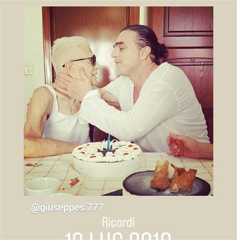 Simbolo di una persona che risale da un baratro