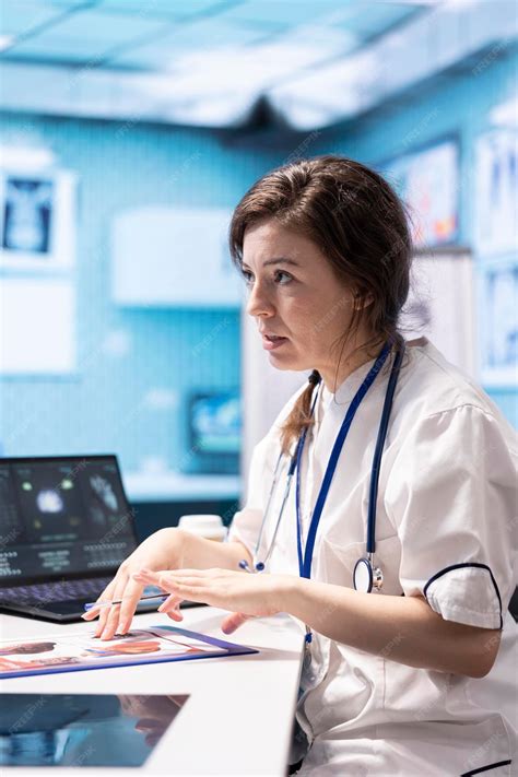Professionista sanitario che osserva un paziente