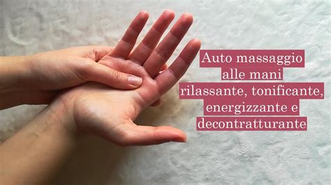 Mani che eseguono un massaggio rilassante