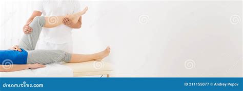 Persona che si massaggia le gambe