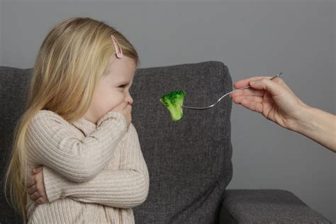 bambina che rifiuta il cibo