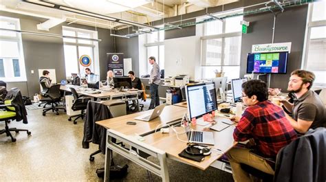 persone in un ambiente di lavoro collaborativo