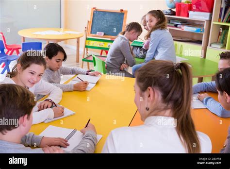 Alunni che lavorano insieme in classe