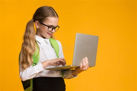 Studentessa che usa un computer per studiare