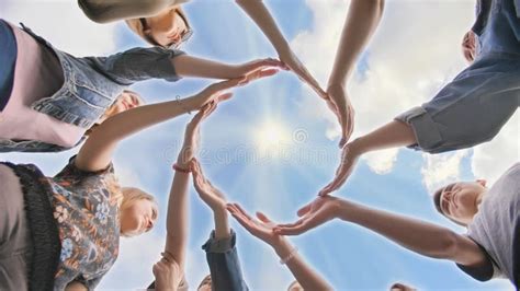 Persone che si supportano a vicenda in un cerchio