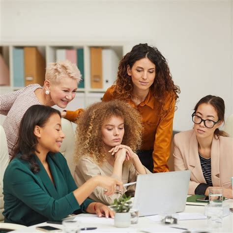 Persone diverse che collaborano in un ambiente di lavoro inclusivo