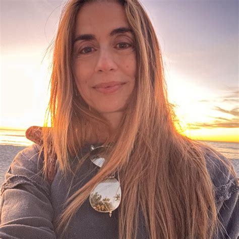 Illustrazione concettuale che rappresenta il passaggio da una struttura chiusa a una comunità aperta