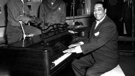 Immagine di Duke Ellington che dirige la sua orchestra