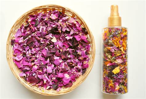 Ingrediente naturale per profumi: petali di rosa e muschio