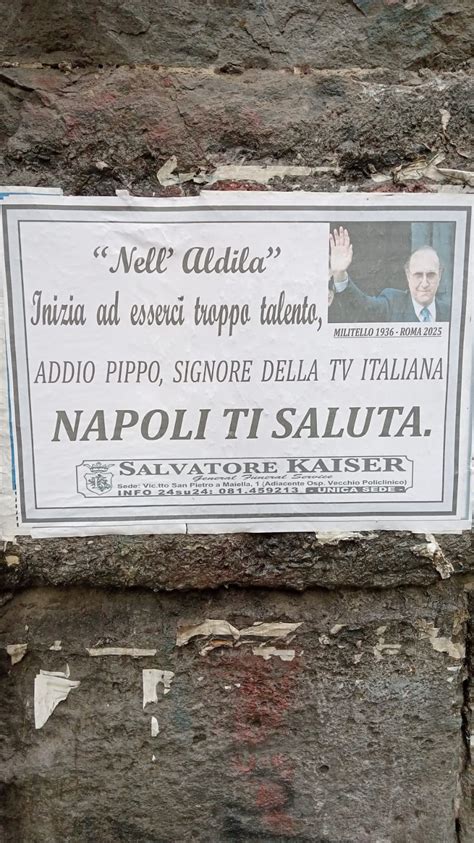 Uomo che cancella un nome da una lista