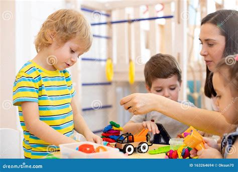 Bambini che giocano in una sala psicomotoria colorata