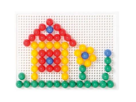 Bambino che gioca con chiodini colorati