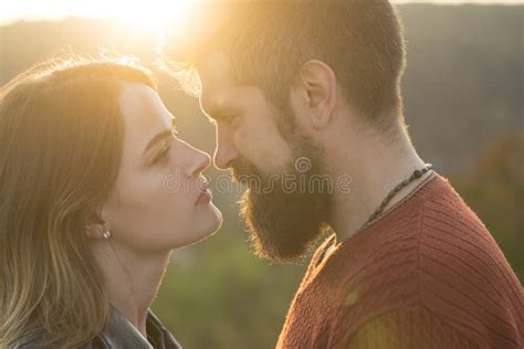 Coppia che si guarda con sospetto