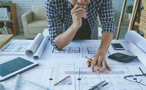 Architetto al lavoro su un progetto
