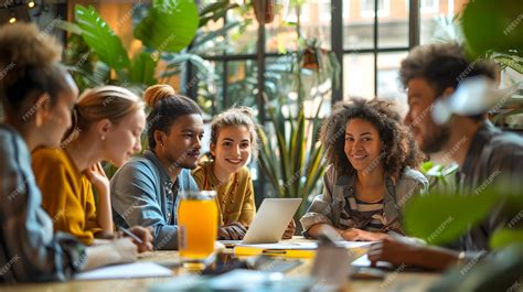 Gruppo di persone che discute un progetto