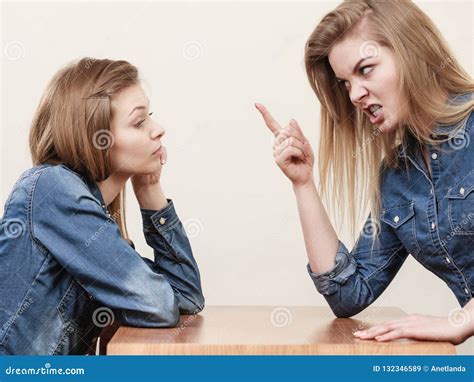 due persone che discutono animatamente