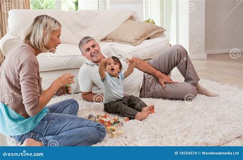 Bambino che gioca serenamente con i genitori