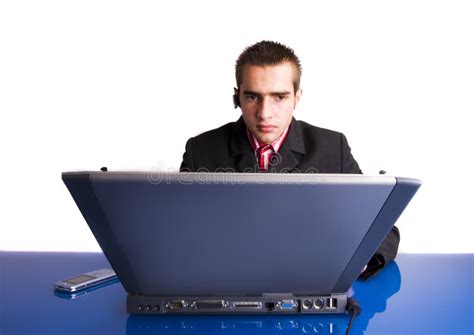 Adulto che lavora al computer con espressione frustrata