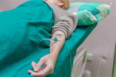 Paziente che riceve flebo in ospedale