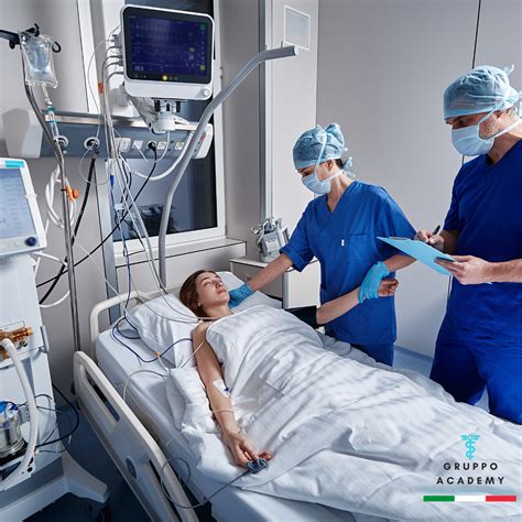 Personale medico che assiste un paziente in terapia intensiva