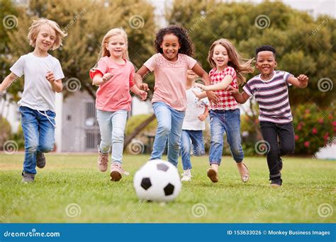 bambini che giocano a calcio