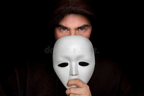 Il Narcisista: Immagine di una maschera che nasconde un volto tormentato