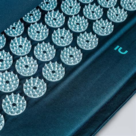 Immagine di una persona che utilizza un tappetino per agopressione