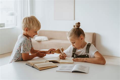 Bambino che cerca di concentrarsi su un libro