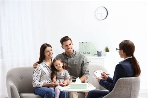 Psicologo che lavora con una famiglia
