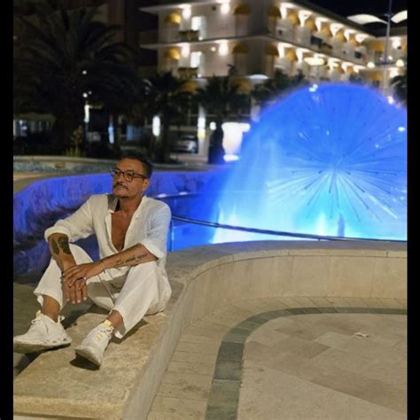 Illustrazione che rappresenta un individuo che si allontana da una realtà caotica verso un mondo interiore idealizzato