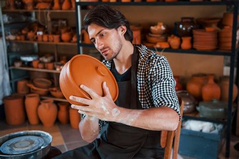 Residenti che lavorano in un laboratorio artigianale all'interno della comunità