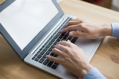 Persona che lavora al computer in un ambiente accogliente