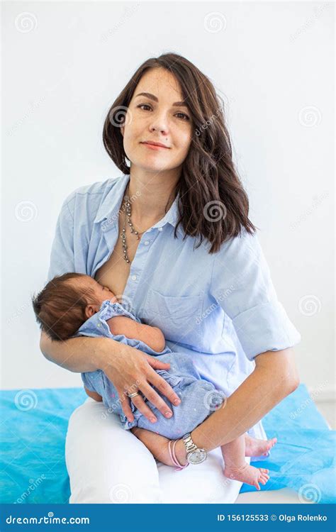 Madre che allatta un neonato