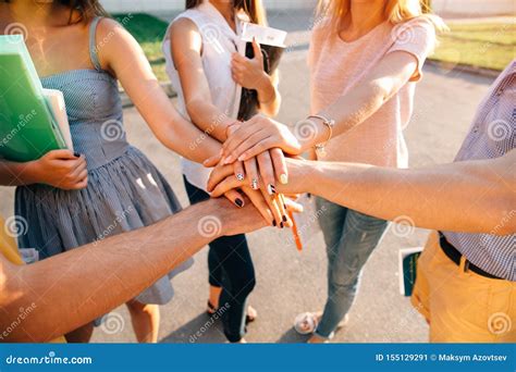 Gruppo di adolescenti che discutono insieme