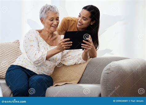 Una persona anziana che insegna a un bambino