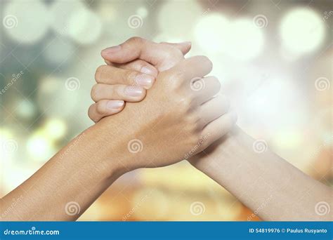 Immagine simbolica di mani che si uniscono per costruire la pace