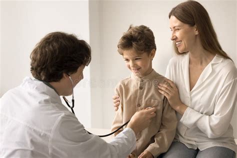 Pediatra che visita un bambino