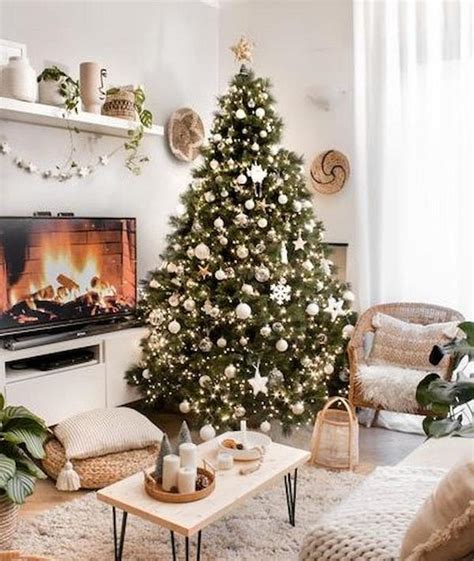 Albero di Natale addobbato in un soggiorno accogliente