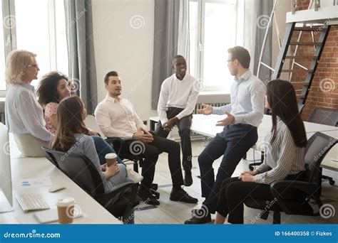 Gruppo di psichiatri che discutono durante una conferenza