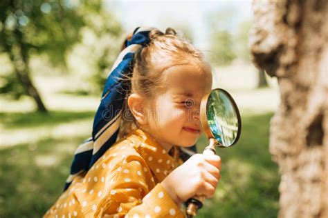 Illustrazione di un bambino che esplora l'ambiente con curiosità