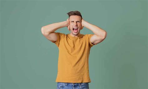 Persone che cercano di dormire con rumori forti