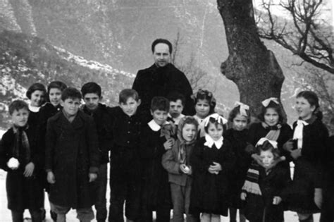 Don Lorenzo Milani in una foto d'epoca con i suoi allievi