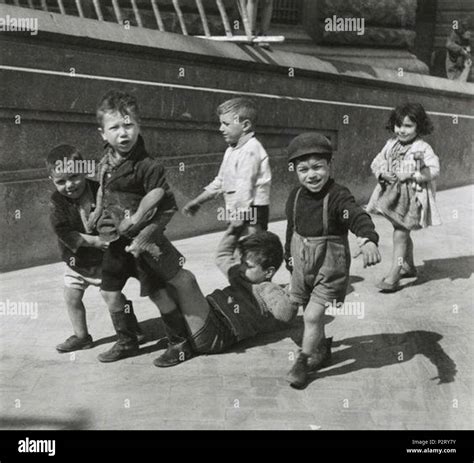 Bambini che giocano in una piazza urbana