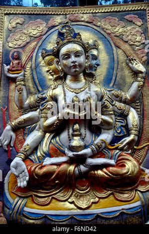 Raffigurazione di divinità indiane sedute su fiori di loto