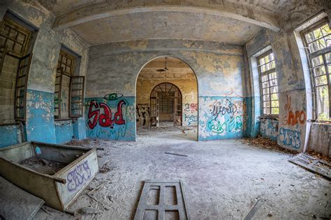 Immagine di un vecchio manicomio, per contrasto con l'idea di strutture aperte.